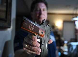 Texas Man uses Guns to Tell People To Get Off His Overgrown Lawn